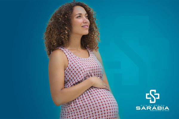 Atención y seguimiento durante el embarazo y el parto, servicios de planificación familiar y atención preventiva, como detección de cáncer de cuello uterino y mamografías.